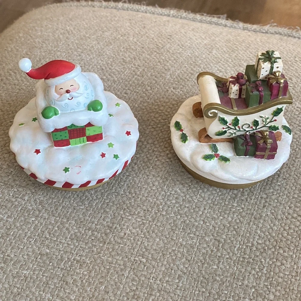 New Set of 2 Yankee Candle Christmas Jar Toppers Santa Sleigh 1045659
